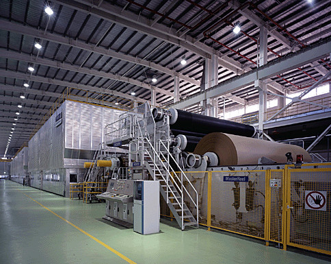 300T / Μηχανή 5400mm εγγράφου της Kraft ραβδώσεων ζαρωμένου χαρτονιού Δ τεράστια γραμμή παραγωγής ρόλων