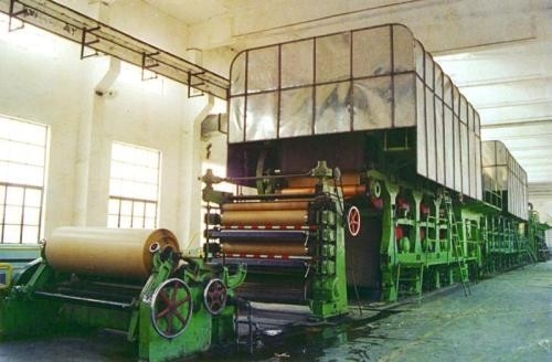 500T / Ζαρωμένη Δ μηχανή 5400mm εγγράφου της Kraft ραβδώσεων τεράστια γραμμή παραγωγής ρόλων