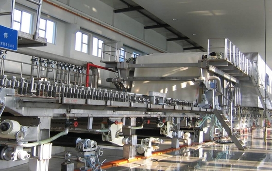 200T / Ζαρωμένη Δ μηχανή εγγράφου της Kraft ραβδώσεων τεράστια γραμμή παραγωγής ρόλων 3800 χιλ.