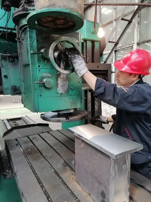 αυτόματο χαρτί τουαλέτας προμηθευτών 2400mm 8T Κίνα που κατασκευάζει τη μηχανή για το μύλο εγγράφου