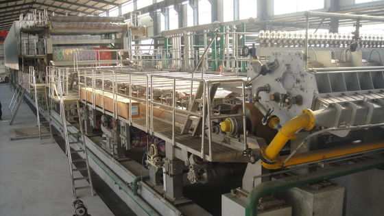 Fourdrinier Kraft μηχανών εγγράφου ζάρωσε το άσπρο τοπ διπλό έγγραφο πινάκων ραβδώσεων κατασκευάζοντας τη μηχανή