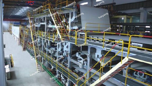 Ζαρωμένο χαρτί της Kraft που κάνει τη ράβδωση σκαφών της γραμμής μηχανών τον ξύλινο πολτό