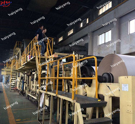 Ζαρωμένο χαρτί της Kraft που κάνει τη ράβδωση σκαφών της γραμμής μηχανών τον ξύλινο πολτό