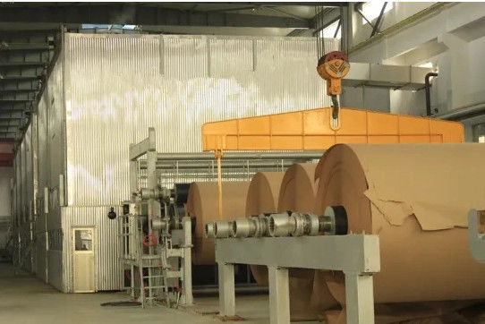 Μηχανή 2400mm 50T/D παραγωγής καφετιού χαρτιού της Kraft χαρτονιού ξύλινου πολτού