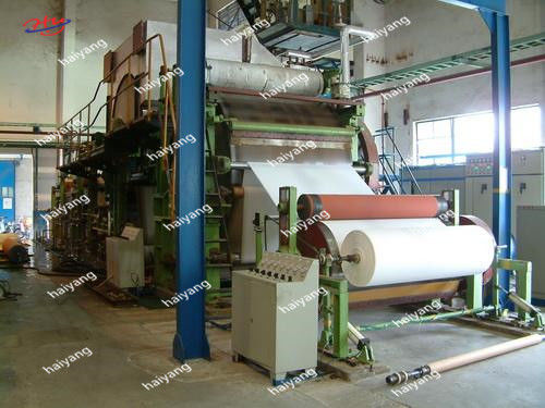 ανακύκλωσης τεράστιο έγγραφο ιστού τουαλετών ρόλων άχρηστων χαρτιών 1800mm που κατασκευάζει τη μηχανή