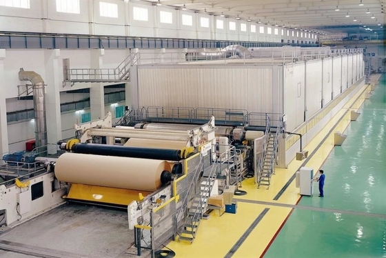 Επαγγελματική προσαρμογή 4600mm μηχανή χαρτιού ραβδώσεων της Kraft ξύλινου πολτού